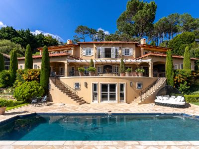 4-bedroom Provençal style villa in Bishopscourt