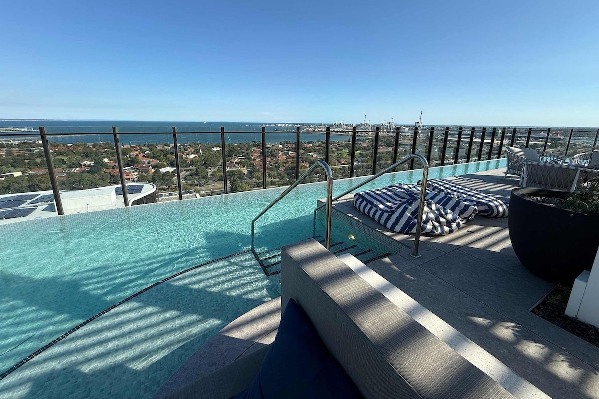 Ultralux 4BD Penthouse + Views in Beachside Resort gallery image 5