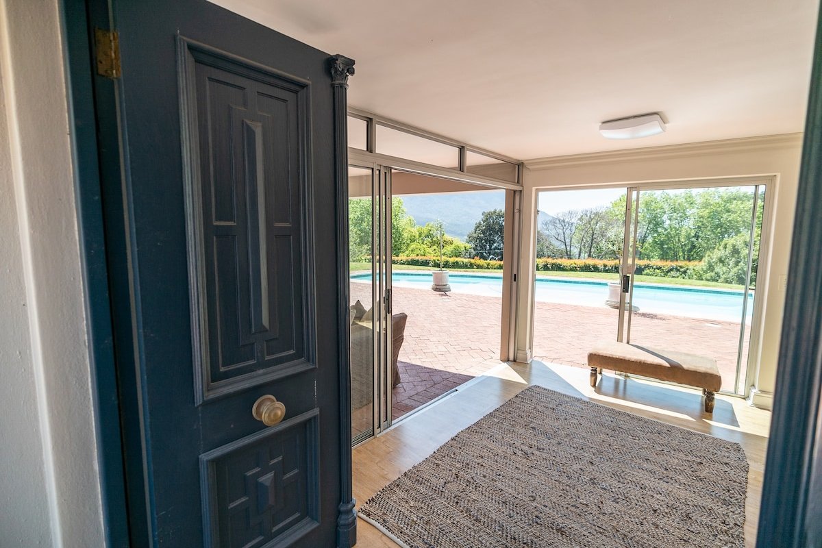 Tranquil Mountain View Bishopscourt gallery image 4