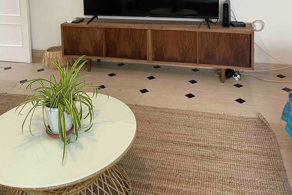 Lx Villa 10m to downtown, 14 ppl, heatable pool gallery image 5