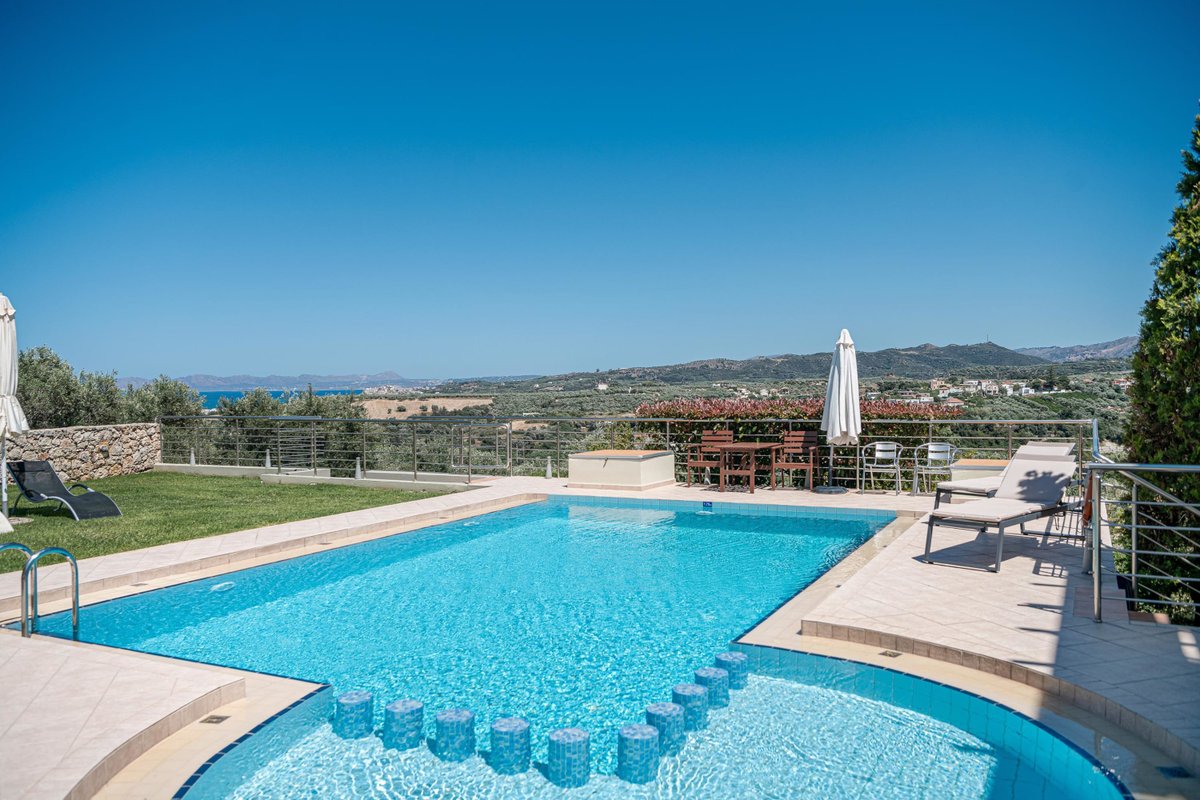 Villa with stunning views and Heated infinity pool