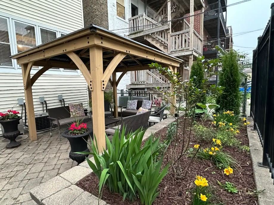 Wrigleyville Updated Condo with Free Parking gallery image 3