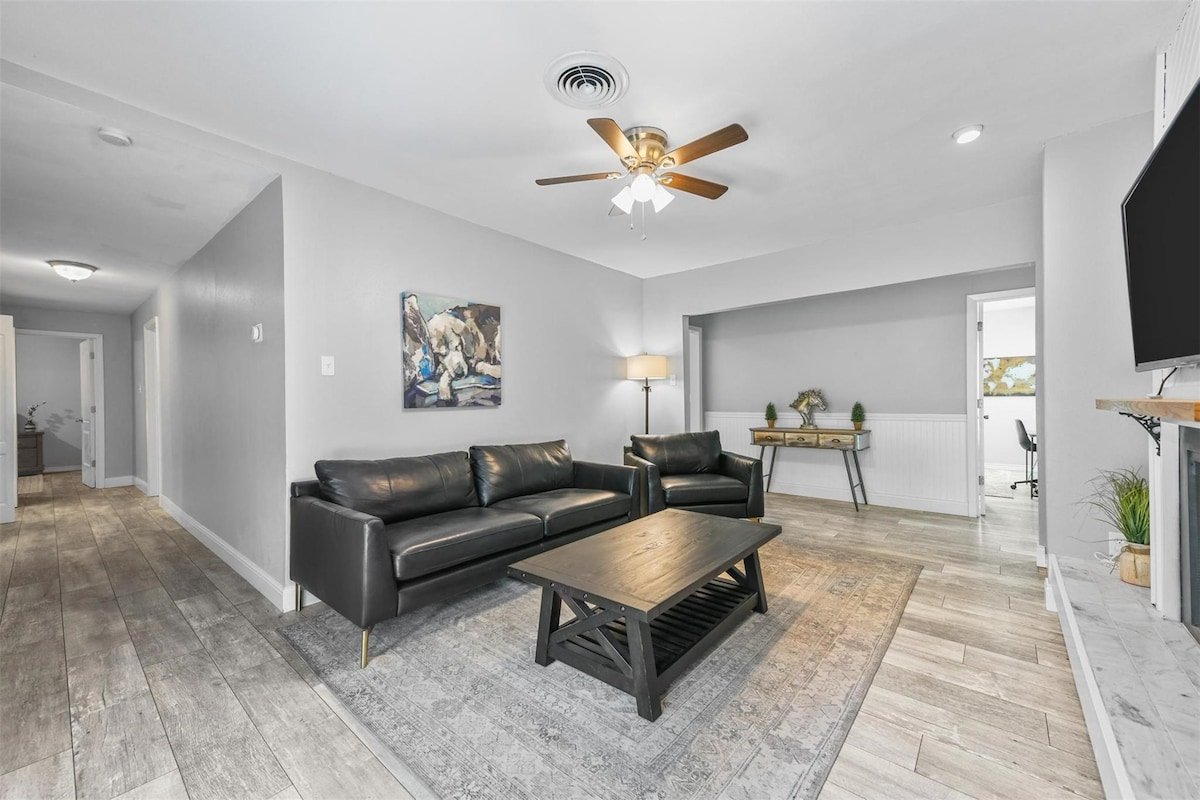 Ridglea Retreat! gallery image 5