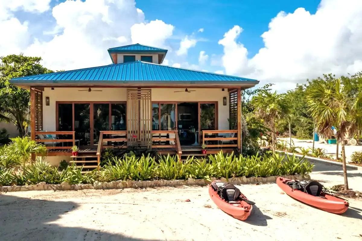 Quiet Oceanfront Private Estate by ALOM gallery image 4