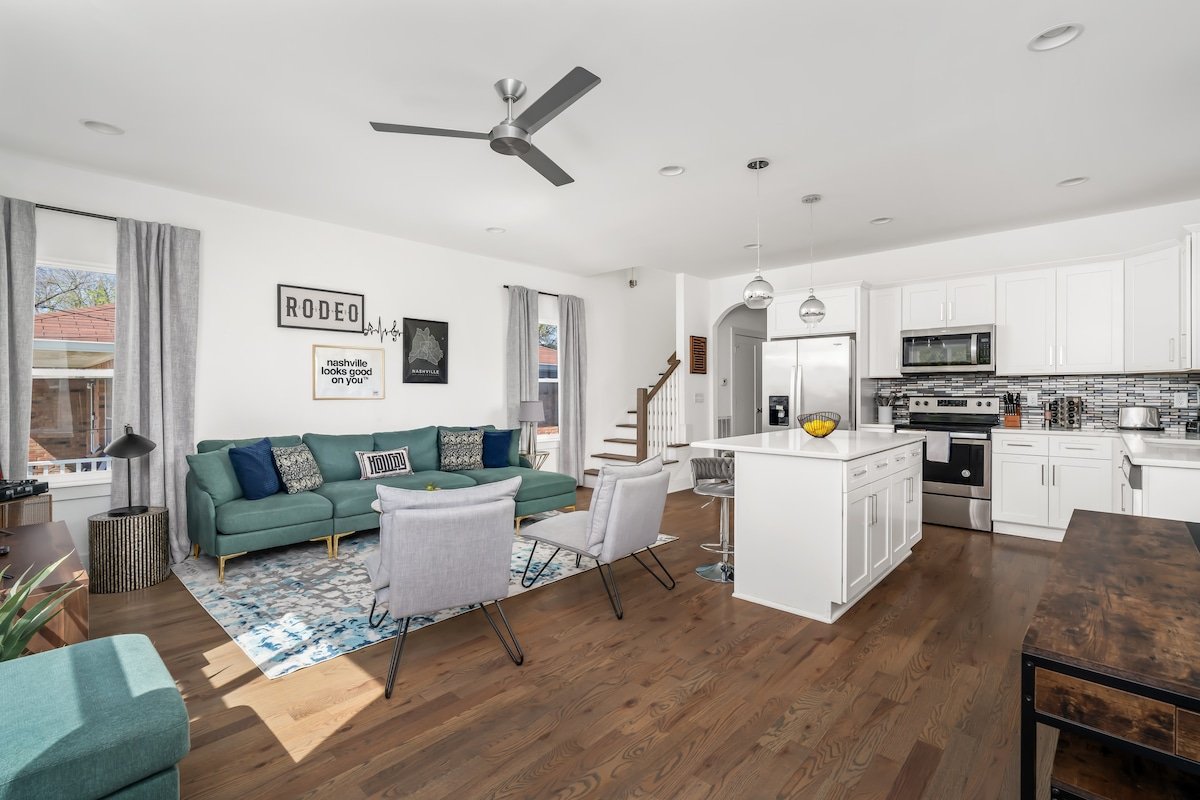 Stylish & Spacious | 8 Q/K Beds | Mins to Broadway gallery image 2