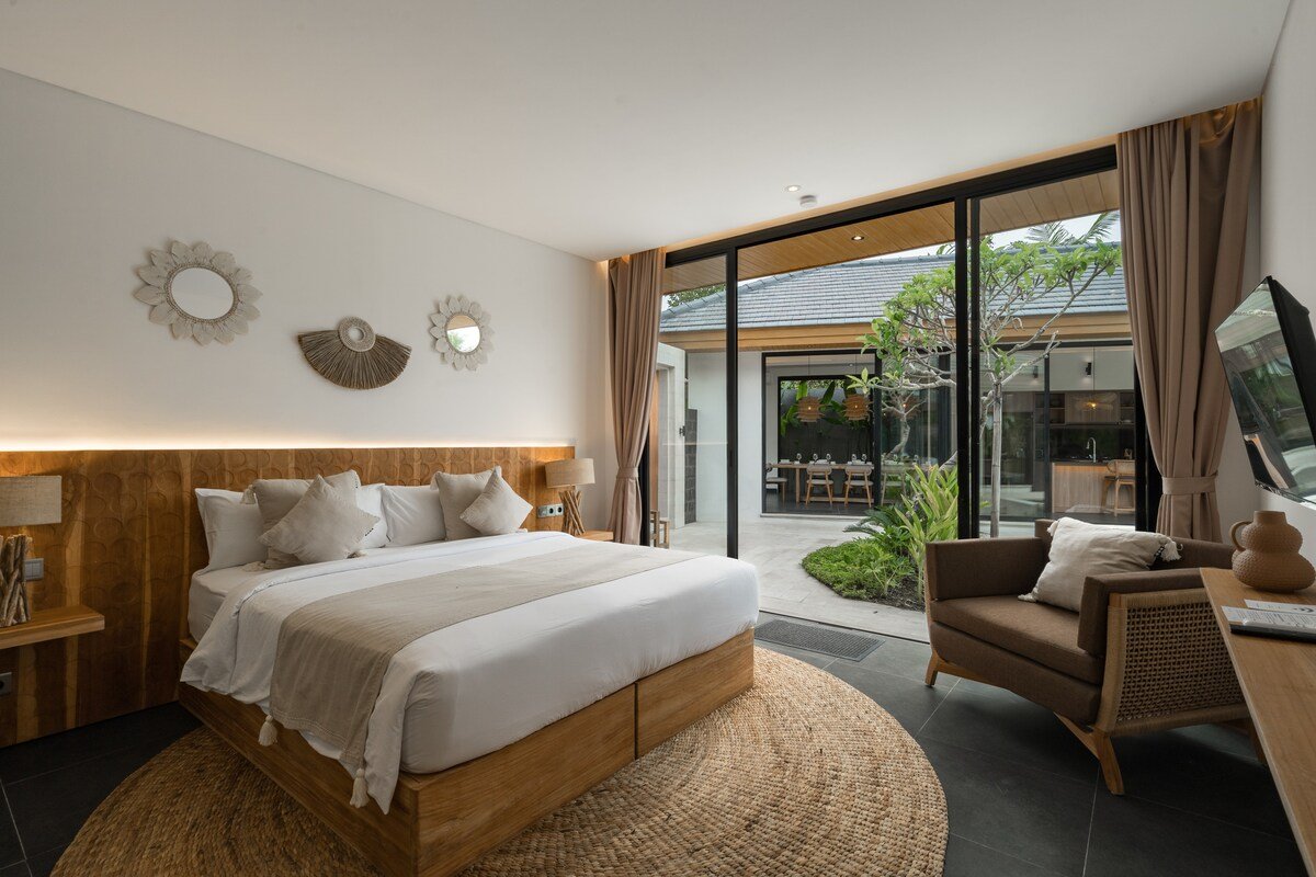 Modern 4BR Ubud • Pool & Ricefield View gallery image 2