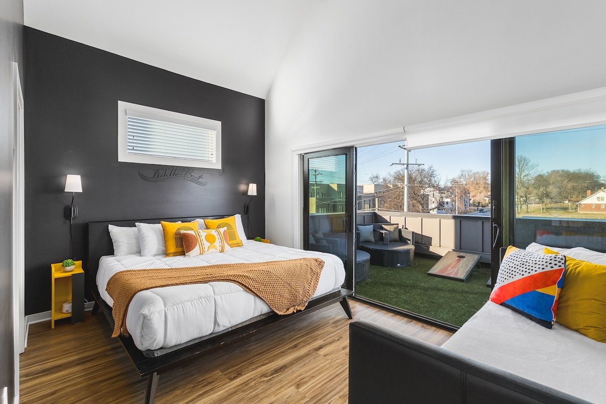 Sleeps 24, TWO Adjacent Homes -3 miles to Broadway gallery image 5