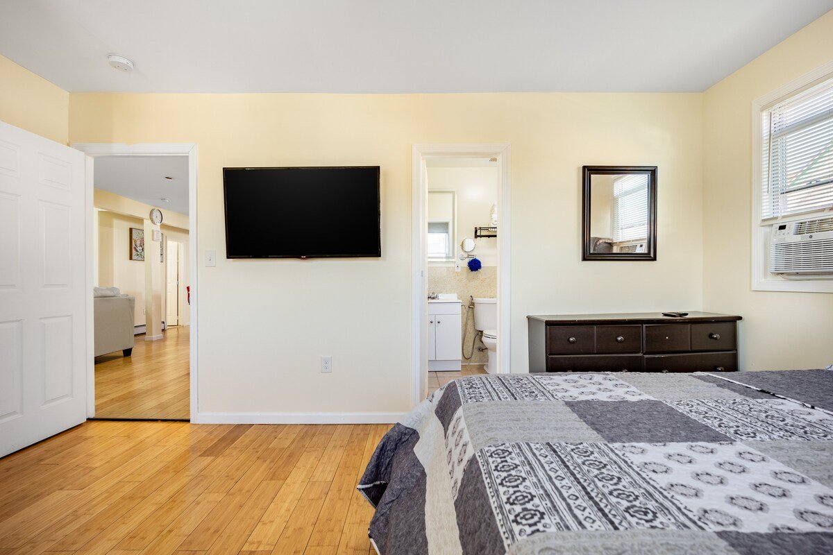 Prime Spot- 15 Mins to JFK/LGA & 5 mins to Subway! gallery image 5