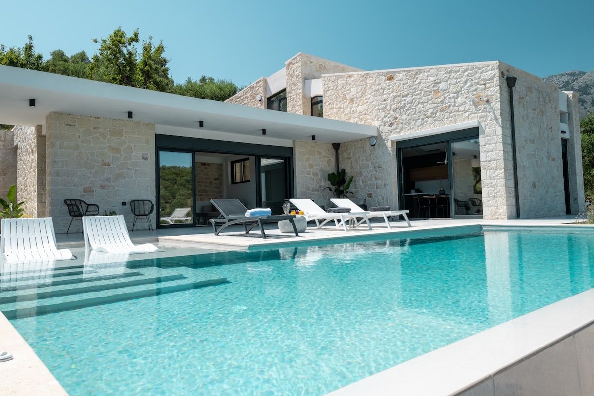 Spacious Villa*Private Pool with Hydromassage*BBQ gallery image 2