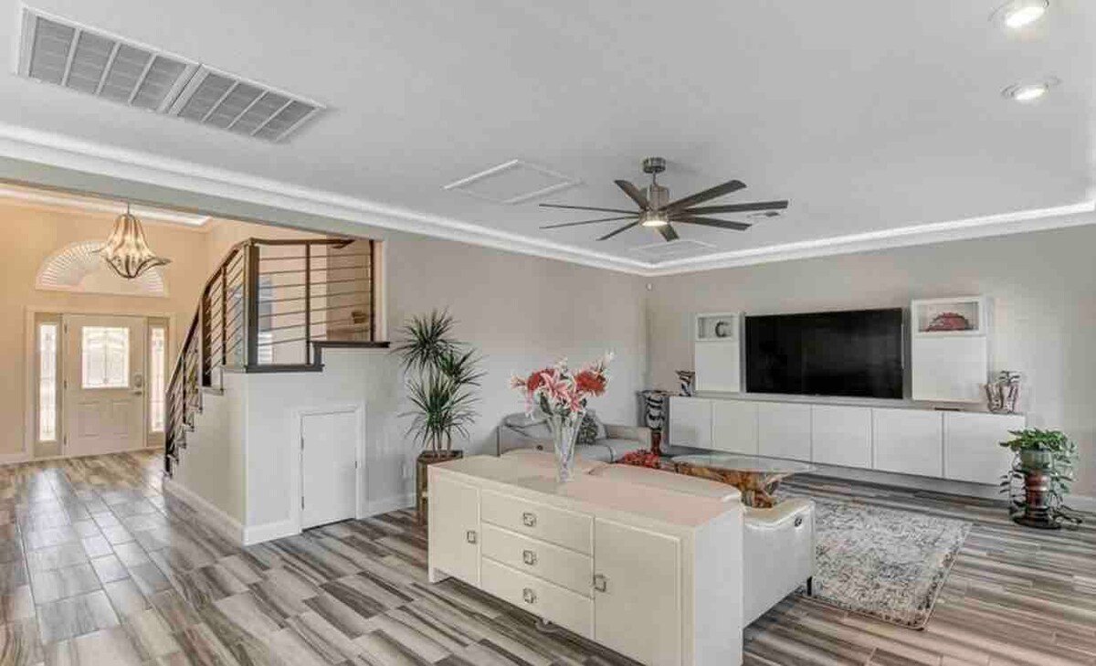 Modern, newly remodeled 4 bedroom South LV 30+ Day gallery image 3