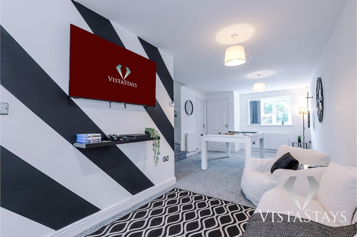 *Last Min Escape!* Netflix | Parking | Pool Table gallery image 5