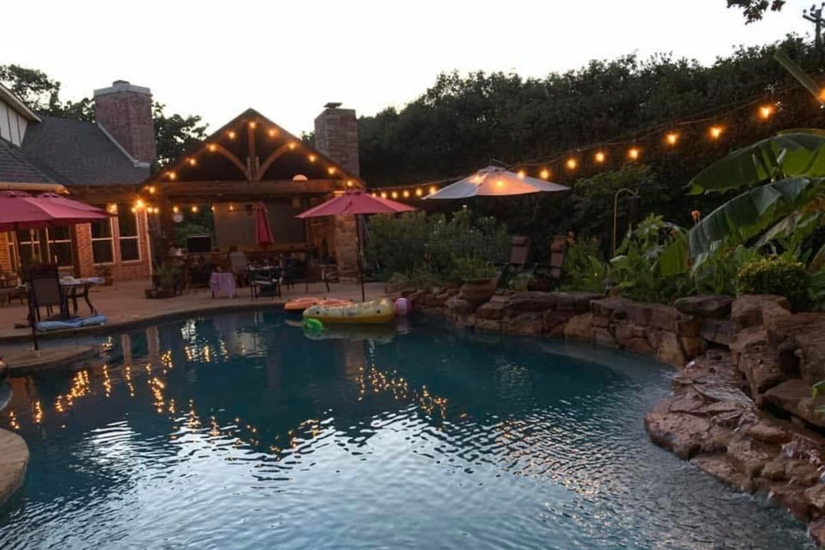 Paradise Home! Pool and Outdoor Living Area gallery image 3