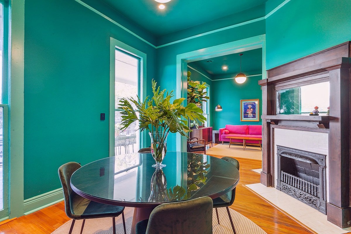 St Charles Ave Stunner on streetcar, this is it! gallery image 4