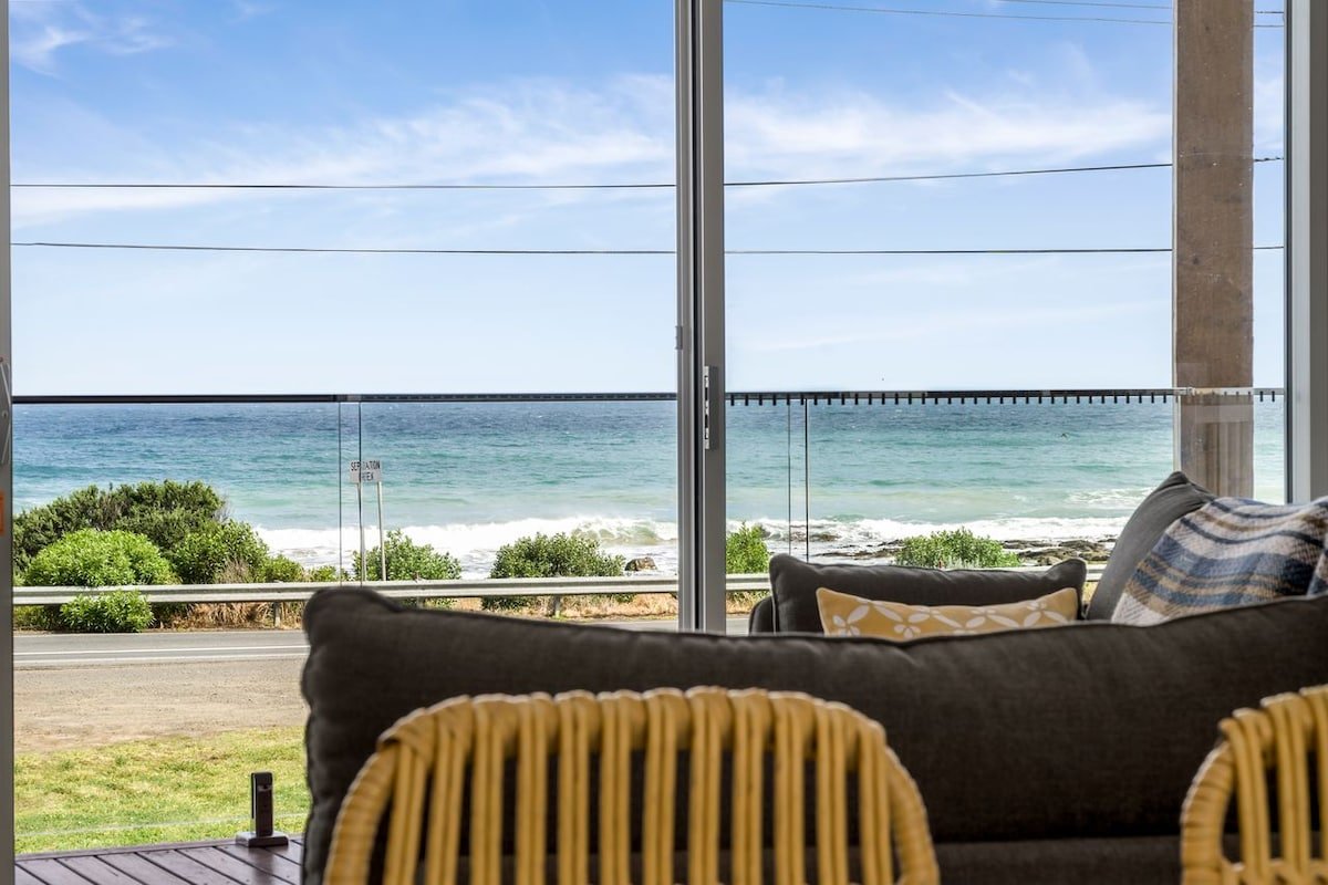 Six Degrees – beach across the road gallery image 4