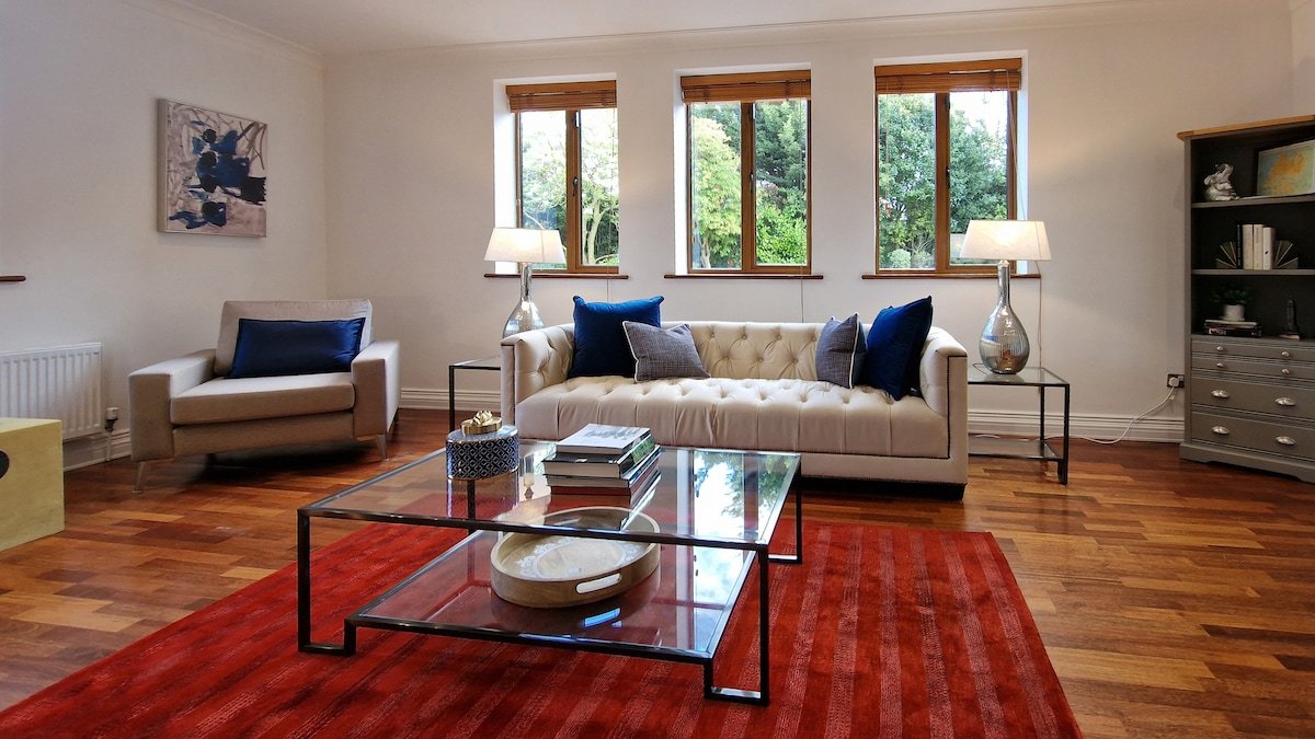 Large & magnificent house in landscaped gardens gallery image 5