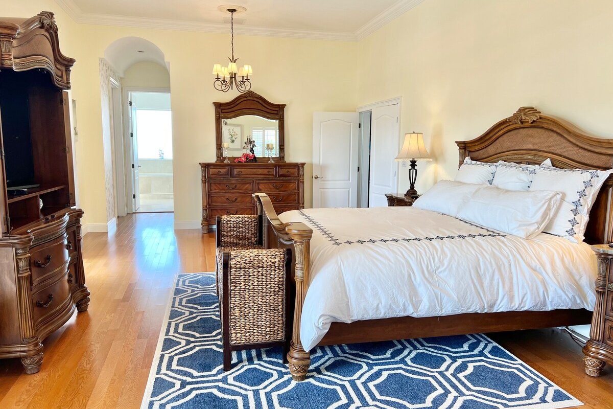 Spacious 4 bedroom house with heated pool gallery image 3