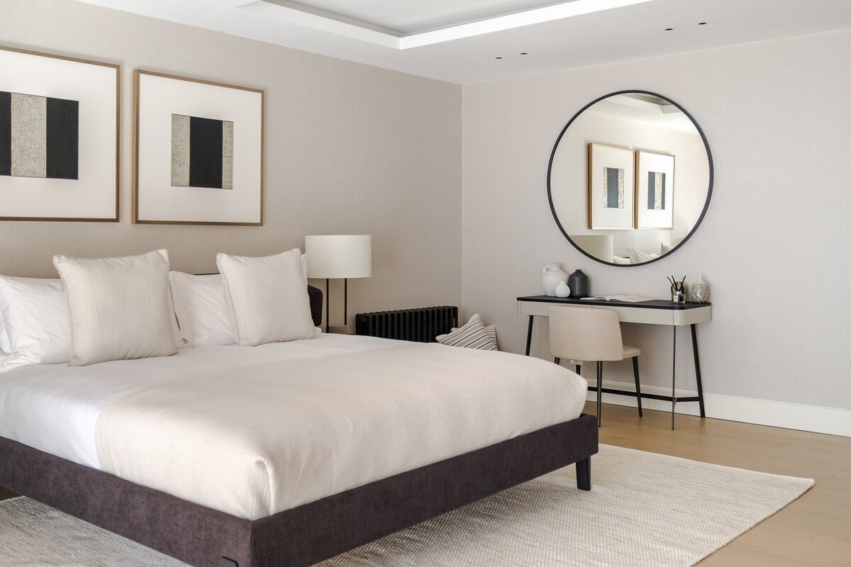 Spectacular Mayfair Penthouse with Sky Views gallery image 2