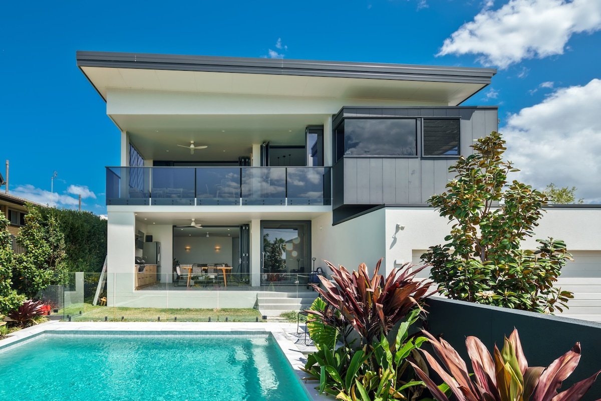 Moffat Beach Modern Oasis with Pool gallery image 2
