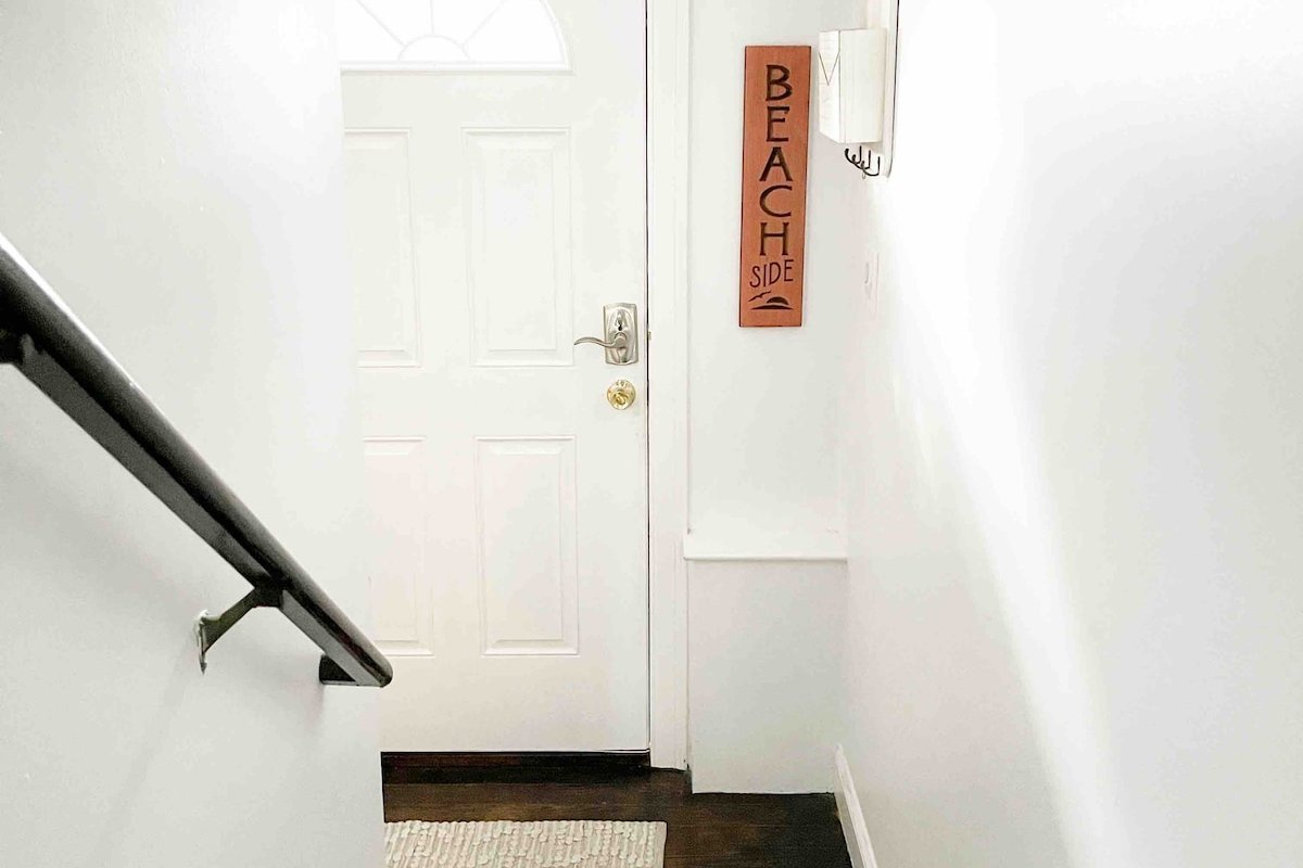 Newport/Middletown Beach House .3 mi to beach! gallery image 5