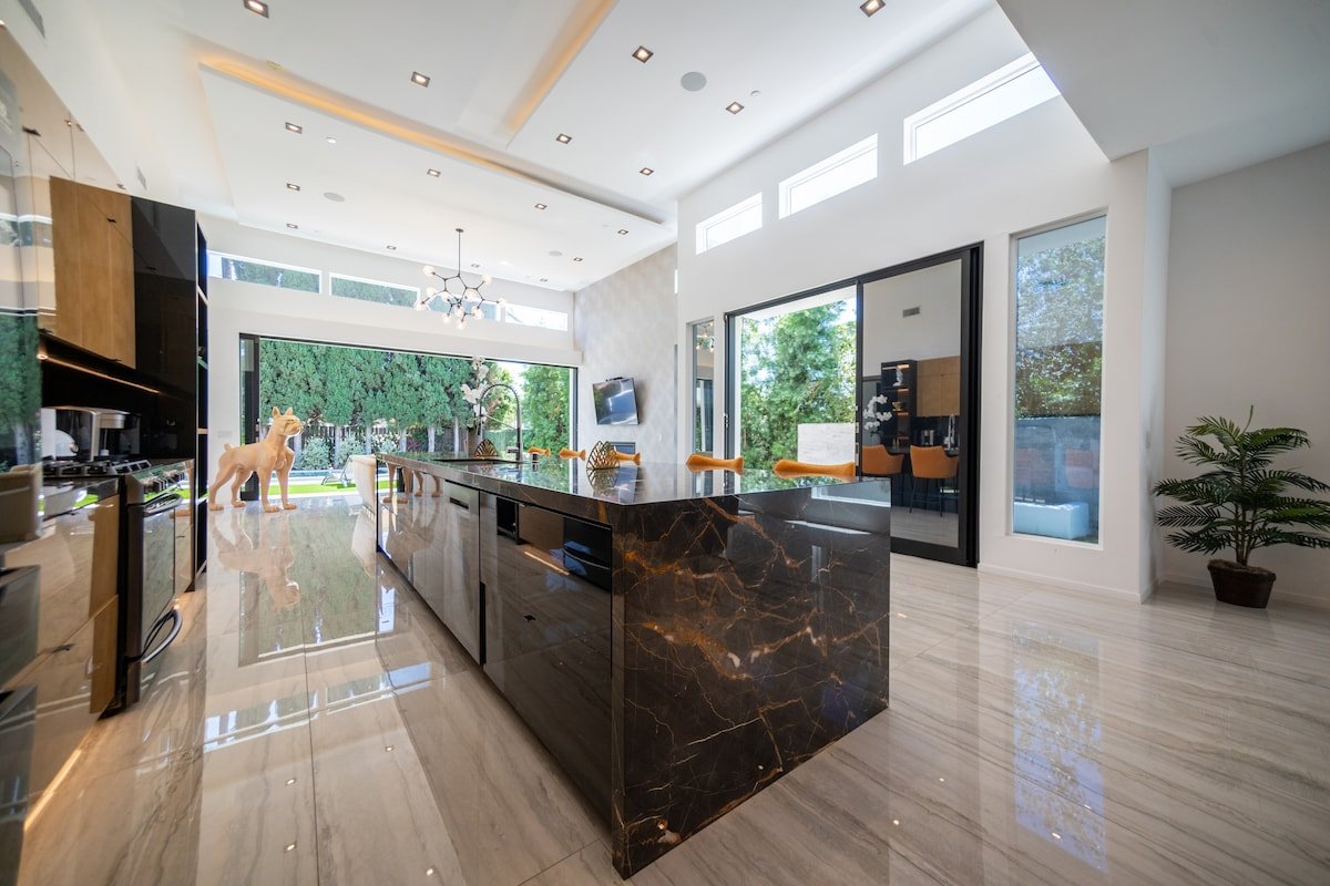 Modern Mini Mansion gallery image 3