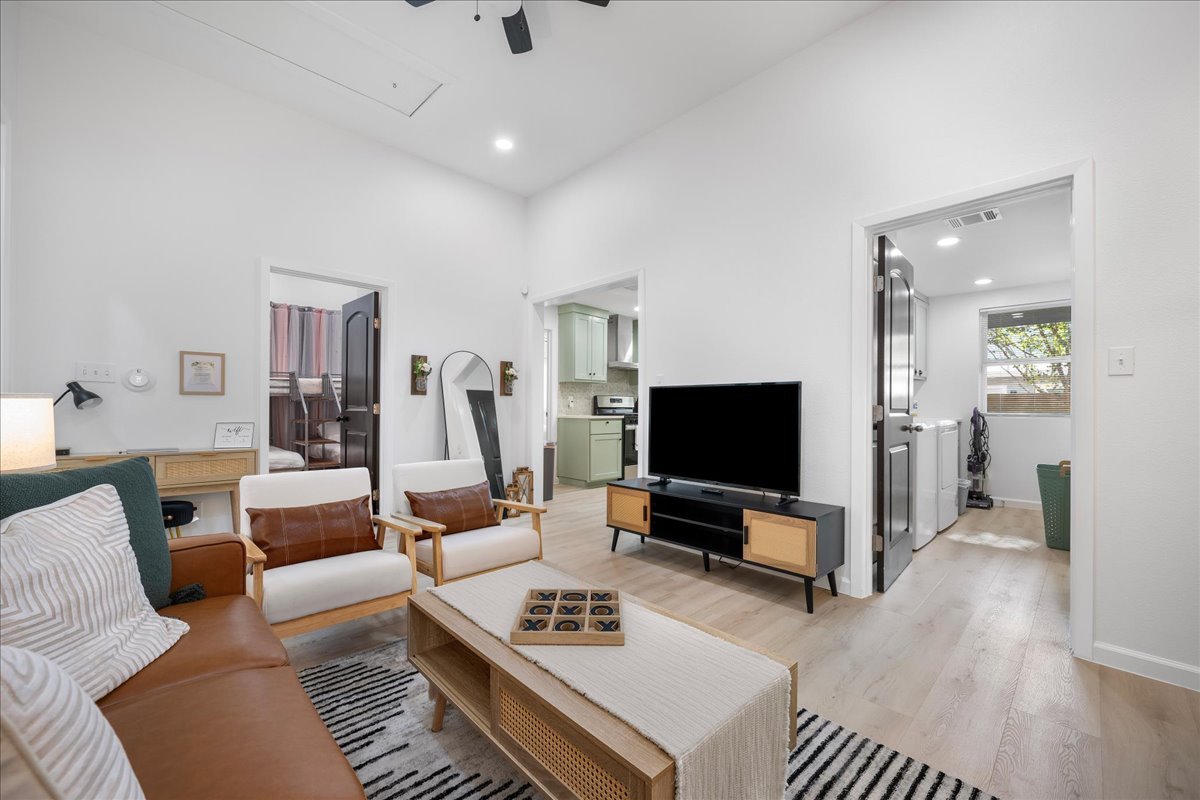 Main House + 2 Back Houses gallery image 5