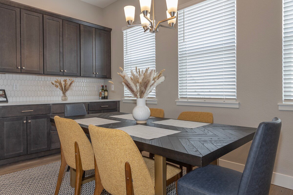 A Dream Getaway with Rooftop Mountain Views! gallery image 4