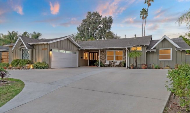 Designer Home w/Pool Hot-tub – Entertainers’ Dream gallery image 5