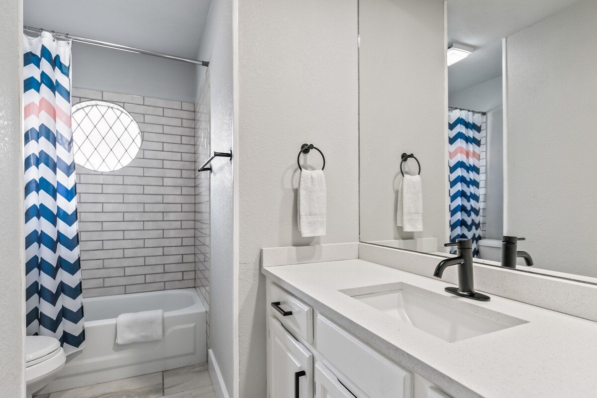 Grand Getaway Close to Downtown gallery image 5