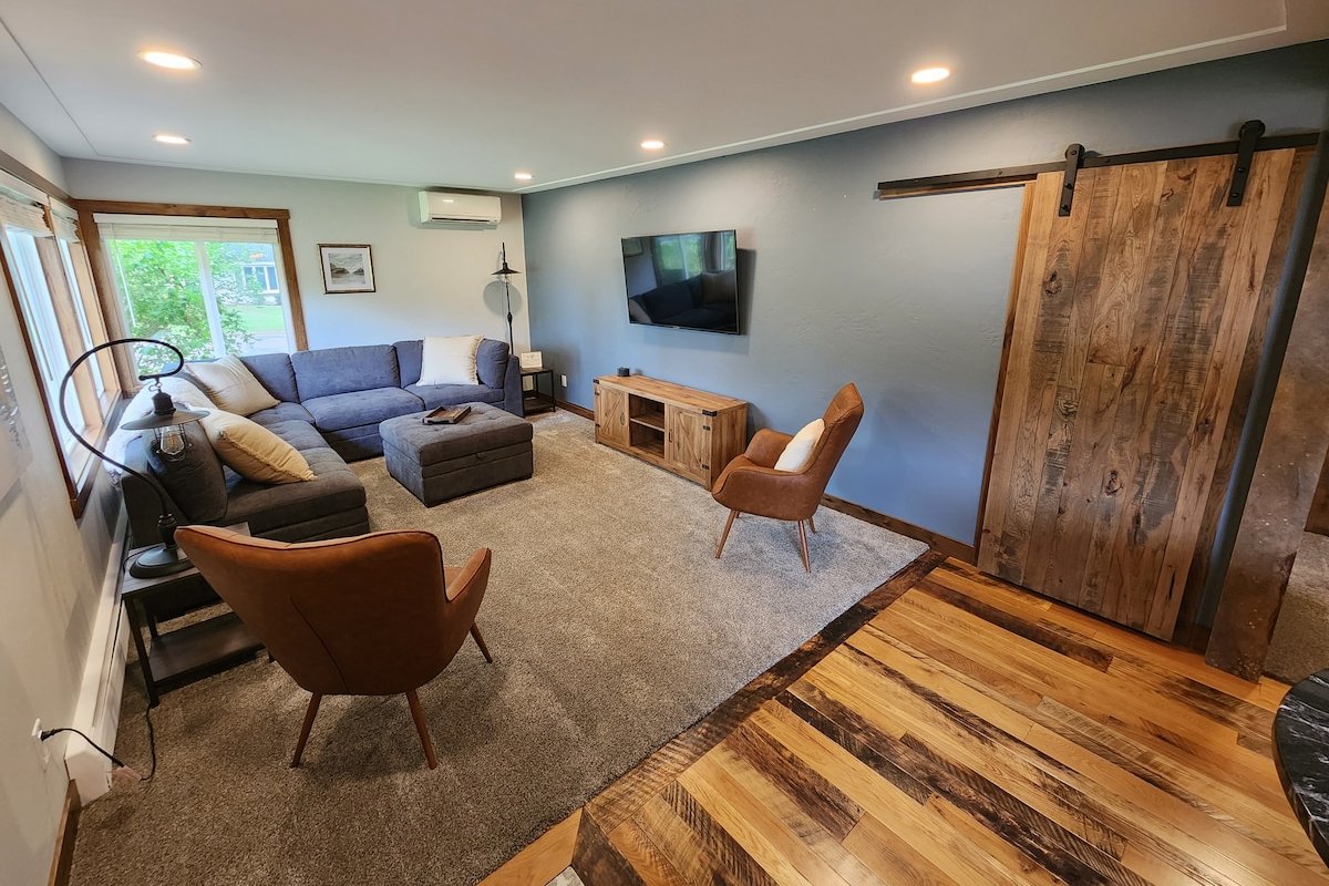 Gorgeous 5 Bedroom Remodel near Downtown Hudson! gallery image 4