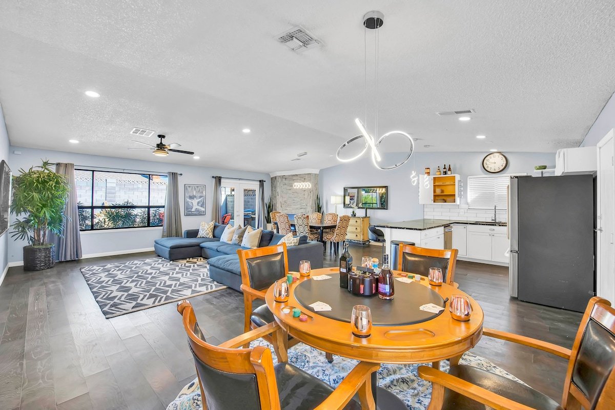 Tranquility next to The Strip. Pool and king bed gallery image 4