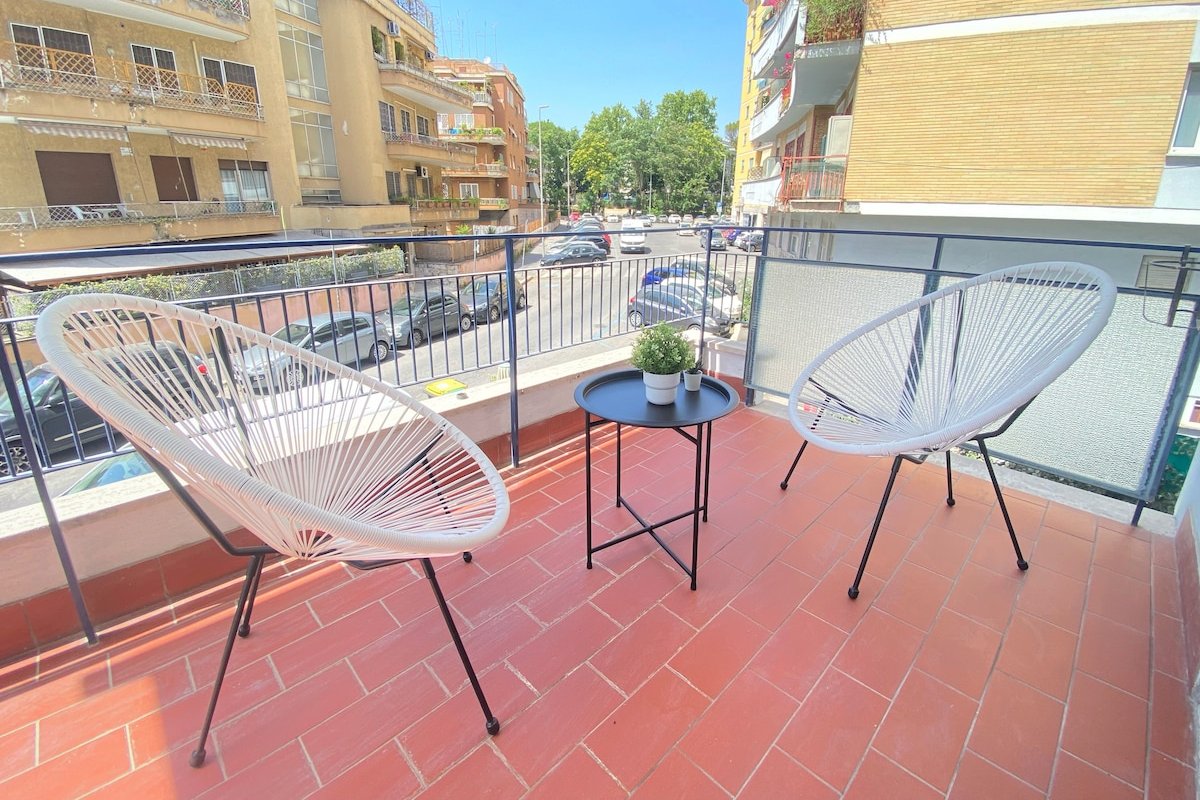 Golden Essence Apartment {terrace & metro} gallery image 3