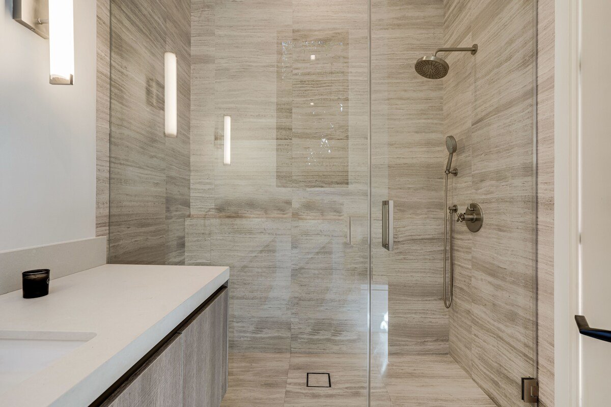 Modern, Resort-Style Home in West Hollywood gallery image 5