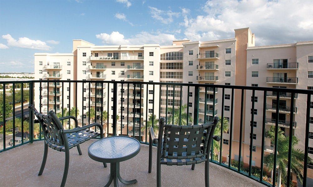 Super spacious 4BR in Palm Aire! gallery image 5