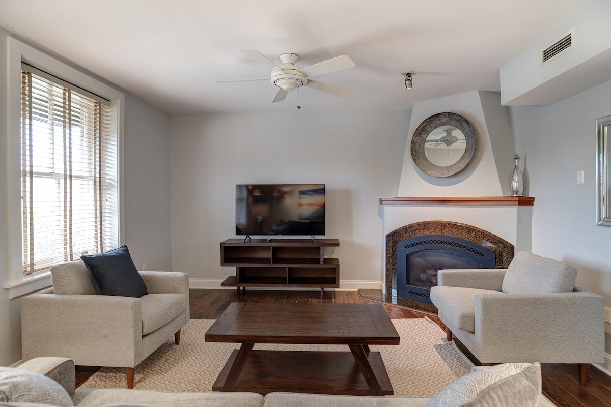 Large Condo Near Biltmore Estate gallery image 4