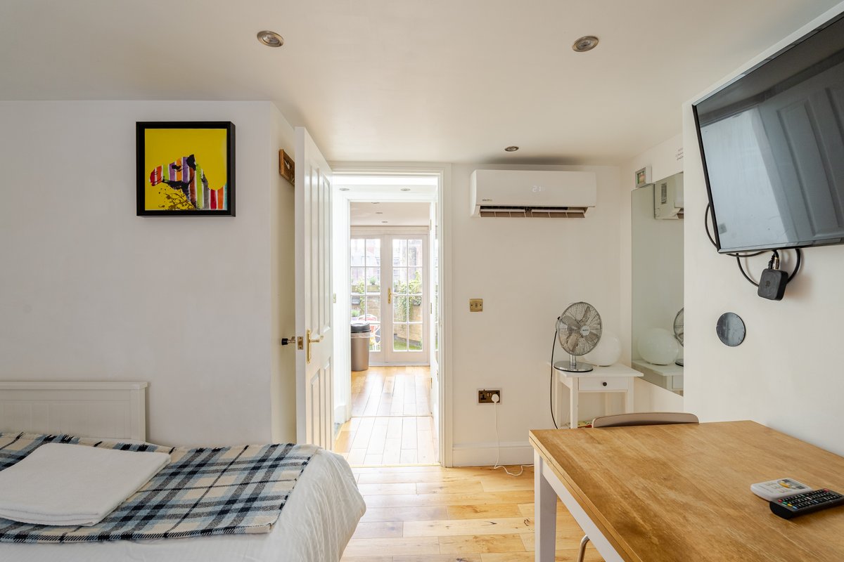 3 bedroom flat near all the action!