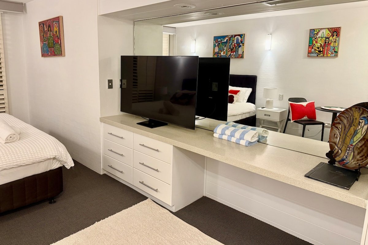 Hastings Street * Walk to Beach, Cafes, Long Stay gallery image 5