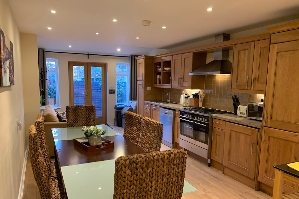 Notting Hill 3BR Townhouse w/garden & roof terrace gallery image 4