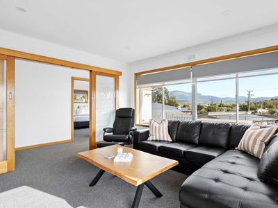 Residential Retreat-Sleeps 15-10 min CBD/Airport.