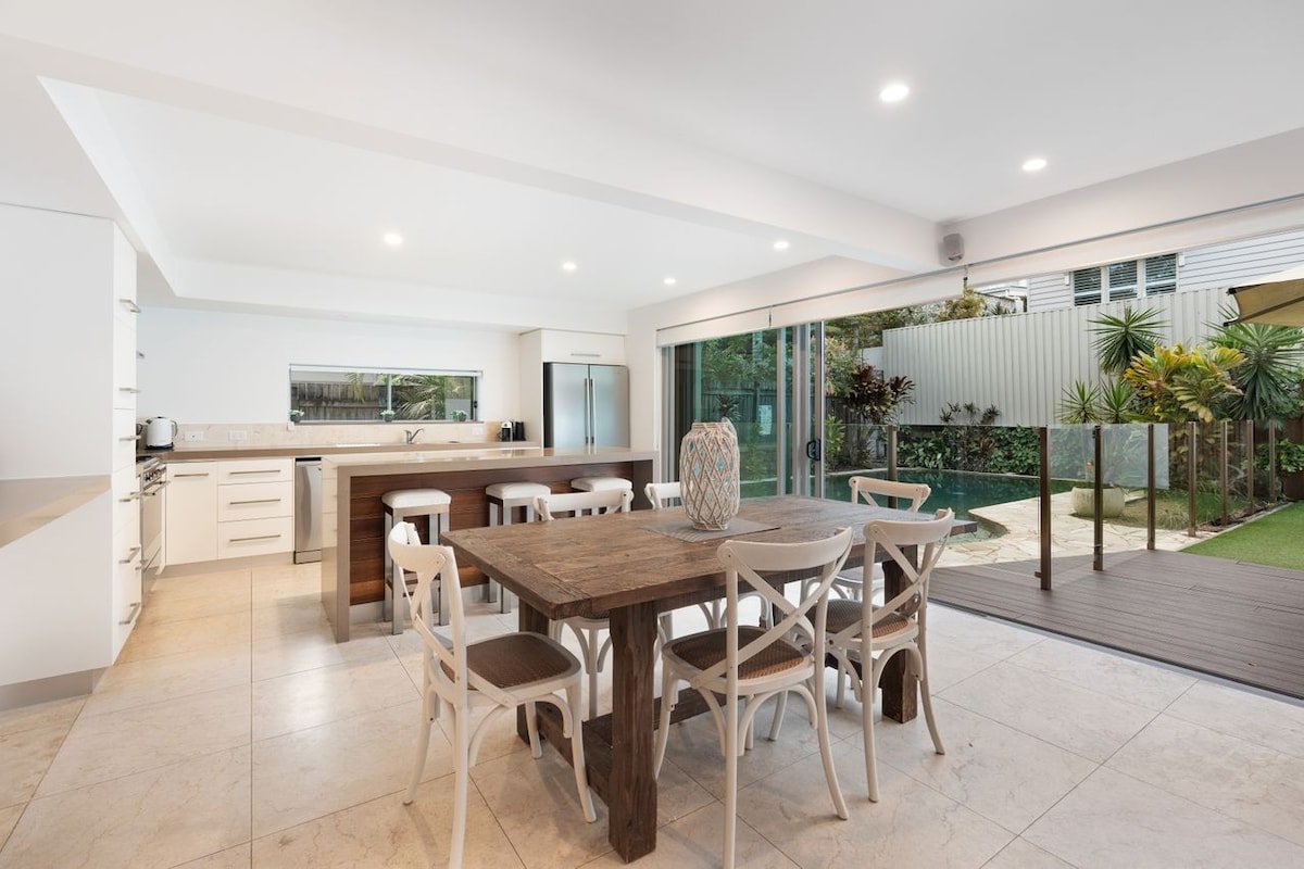 9 Depper St – Large Residence 6 Bed House Pool gallery image 4