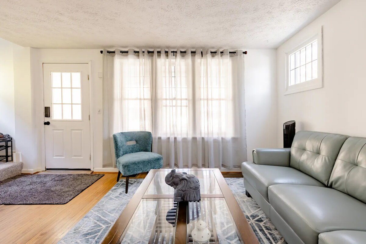 Entire house in a vibrant neighborhood – 3 Beds gallery image 2