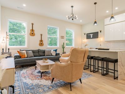 Weekend Getaway-Walk to Coffee Shop- 2 Car Garage!