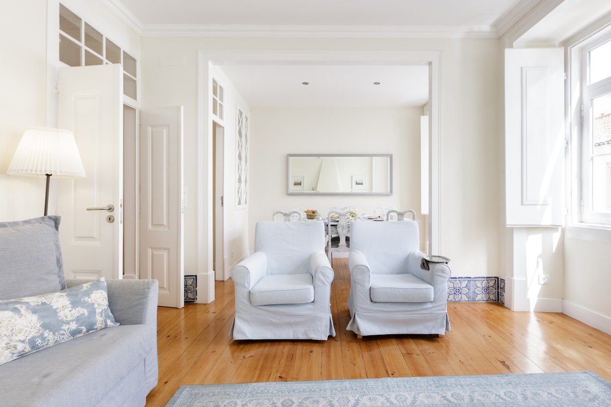 BEST LOCATION-18th Century Charming Apartment! gallery image 3