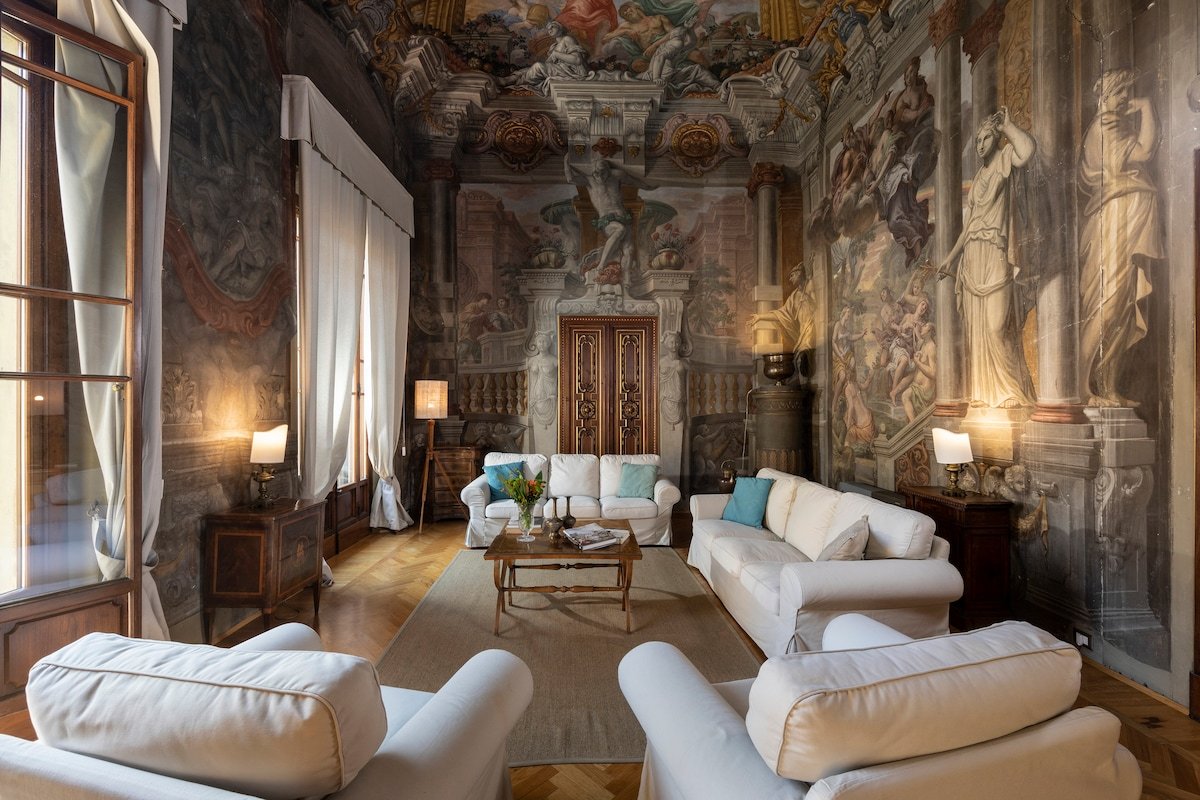 Gorgeous Florentine apartment gallery image 2