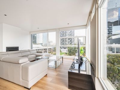 Docklands Luxury Penthouse Above the Shopping Town