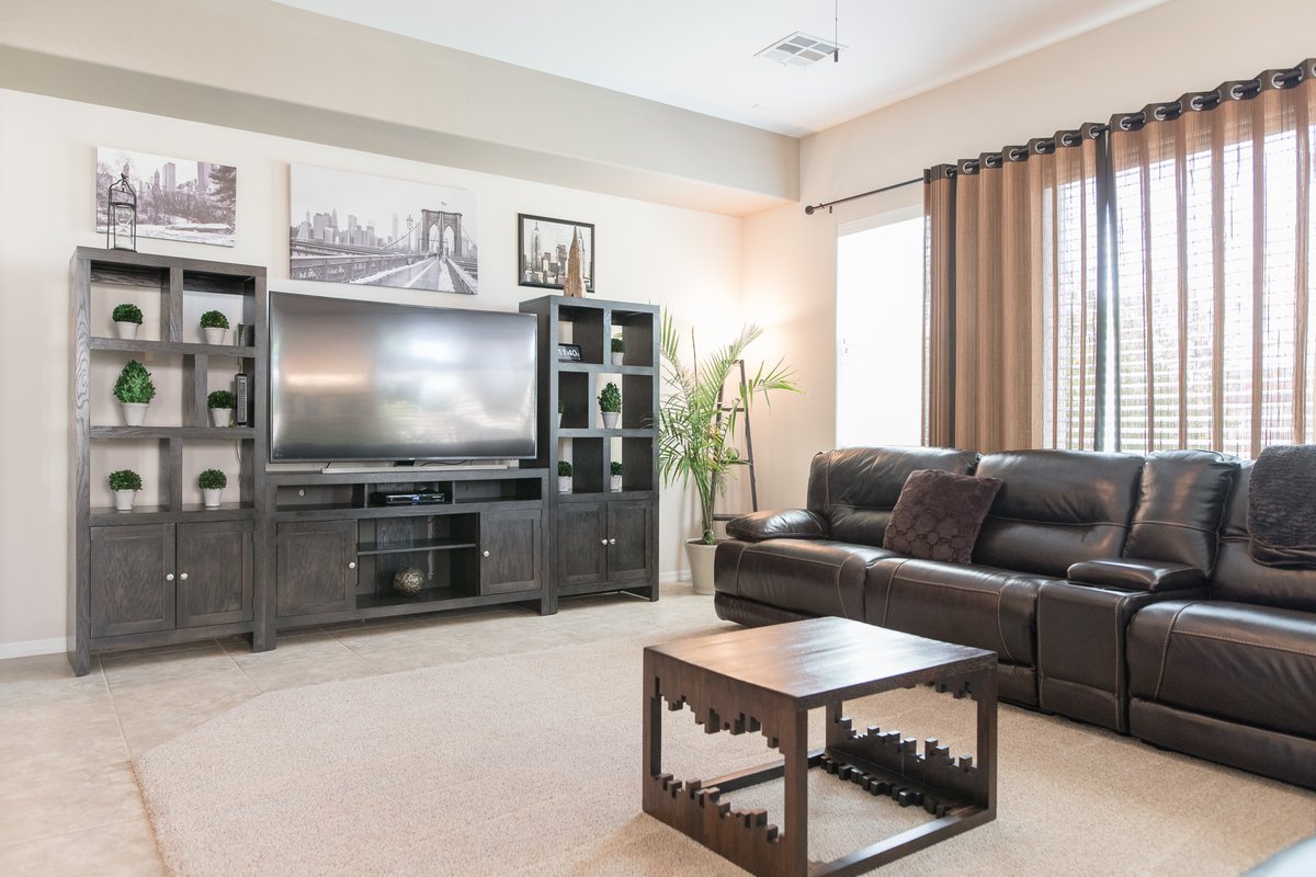 DELUXE HOME in Quiet Community