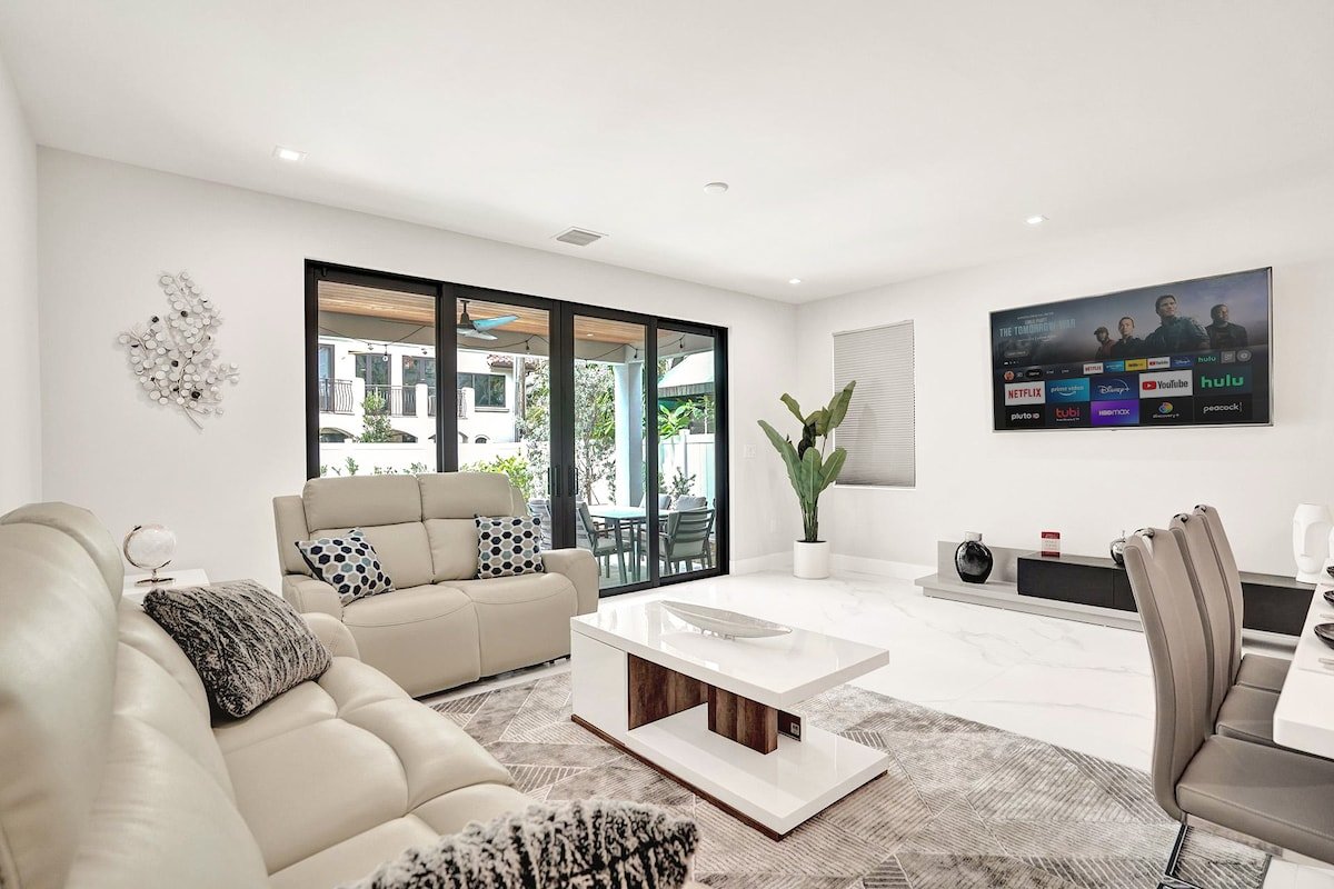 Luxury Las Olas 6200sqft – sleeps 28 & with 2 pool gallery image 5