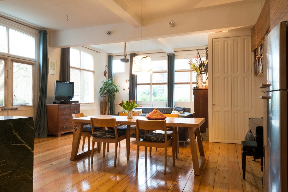 Center, 2 storey cornerhouse, 4 BR, Canalview! gallery image 4