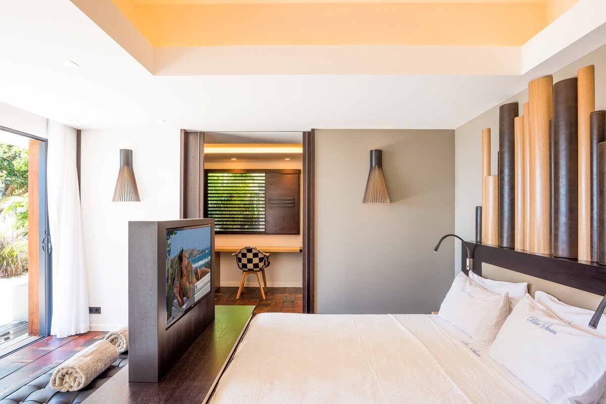 Blue Swan gallery image 4