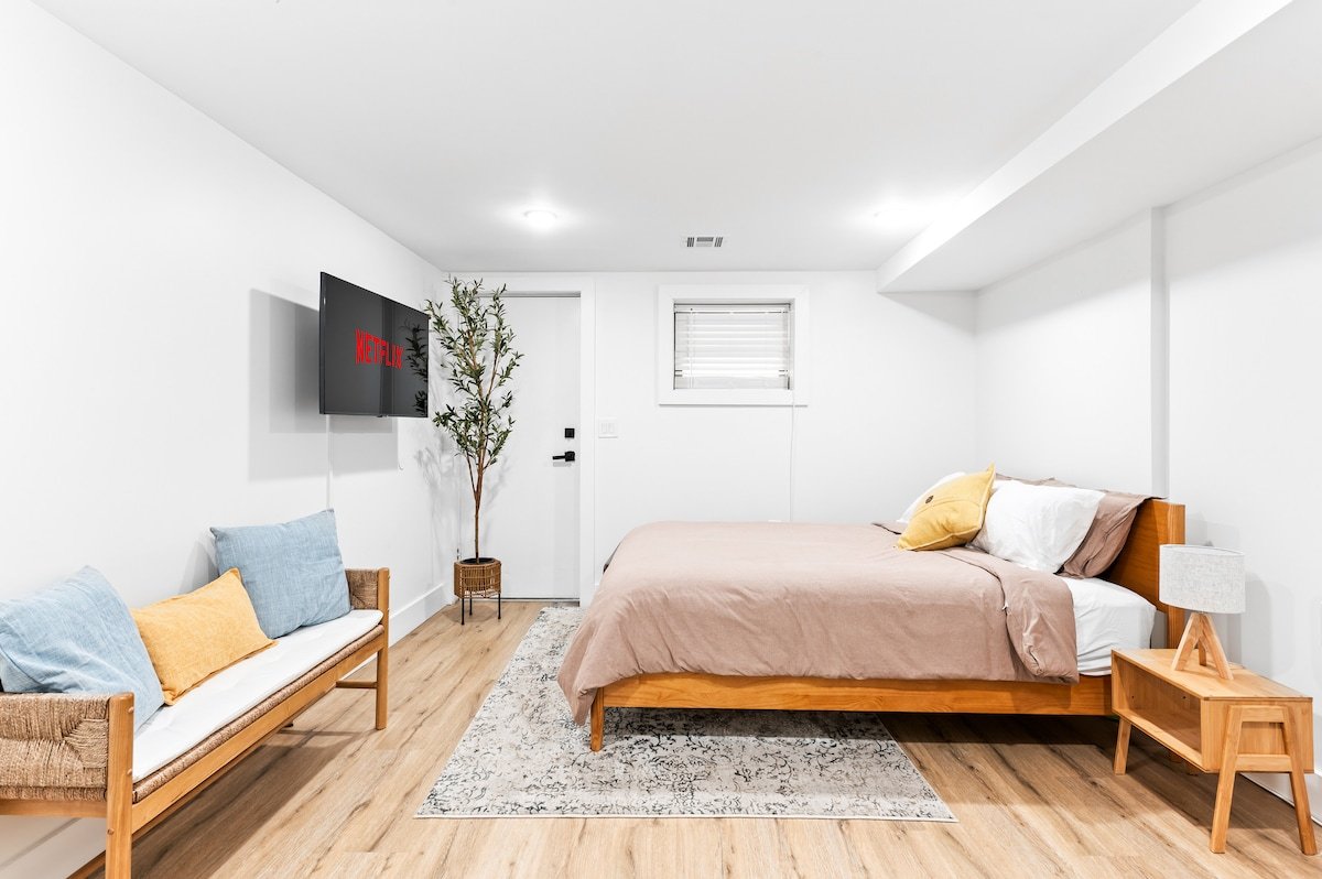 3 LEVEL LUX Townhome | 10 Mins Drive to PATH gallery image 3