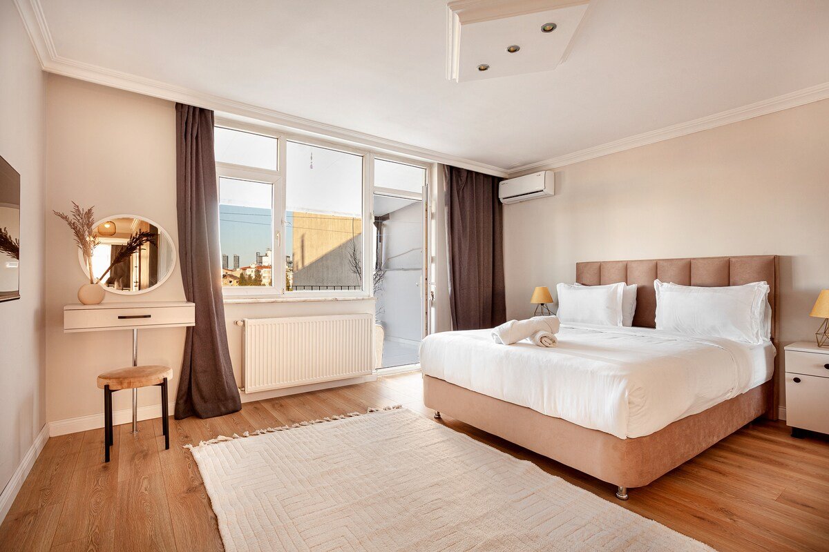 Charming 4BR-3BA. Lovely Balcony&Gardn&City View 1 gallery image 5